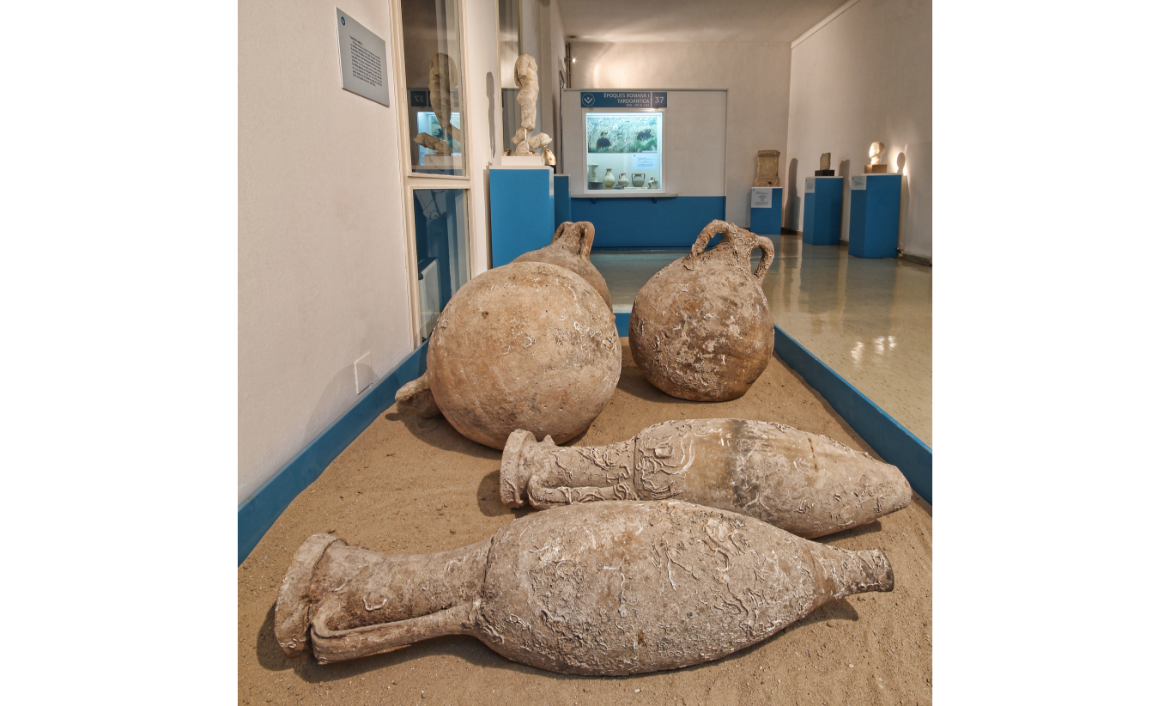 [àmfores exposades] – Vista parcial de l'exposició permanent d'arqueologia (MASV). En primer terme, àmfores romanes procedents de derelictes de Cambrils, Salou i l'Ametlla de Mar.