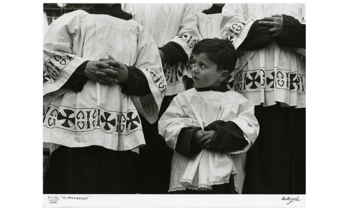 El monaguillo, 1966. José Miguel de Miguel Ruiz. Emulsió d’argent Clorobromur CIMIR/ Premis Ciutat de Reus de Fotografia / reg: 01886