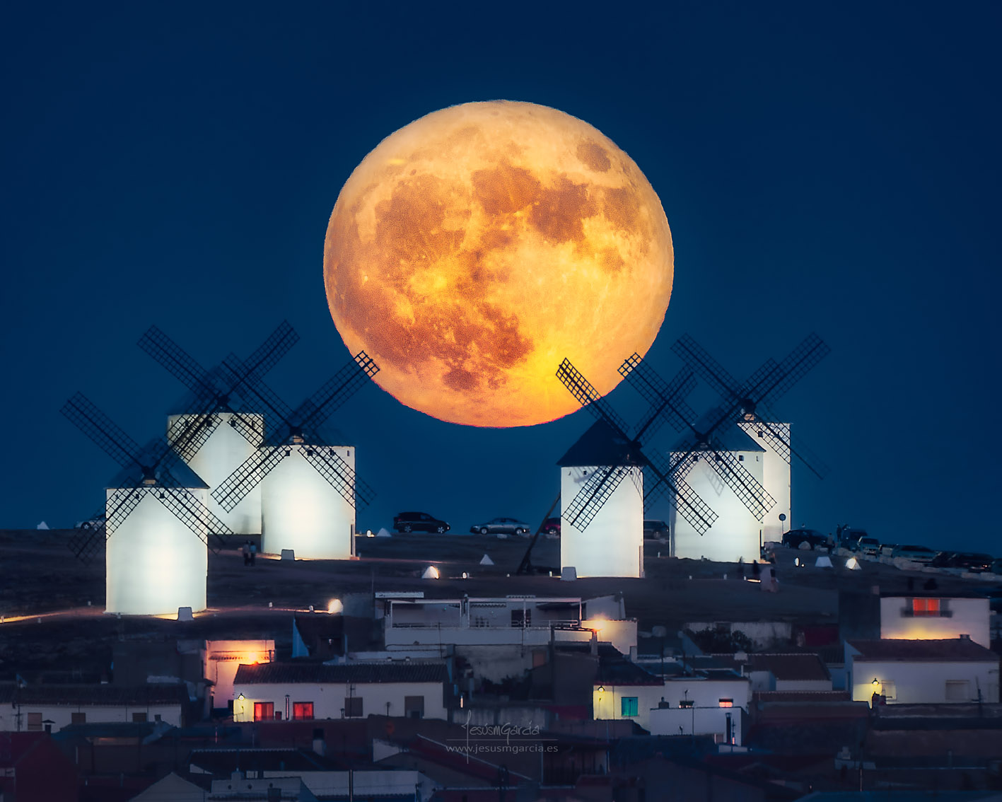 Full Moon over Campo de Criptana Luna llena - Campo de Criptana (Ciudad Real) Fotografía realizada a 3 km de distanci