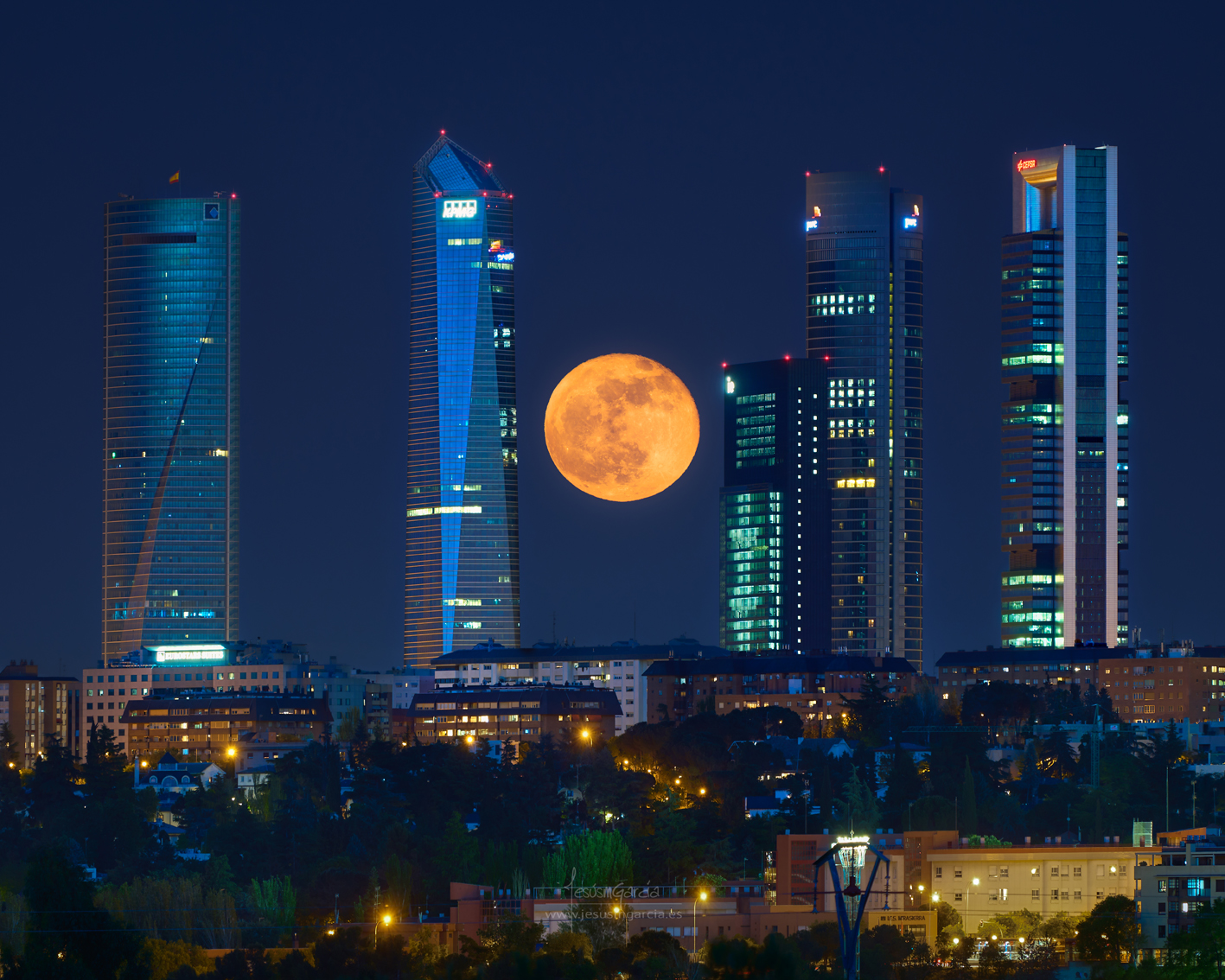 The Five Towers Luna llena - Madrid Fotografía realizada a 1 km de distancia