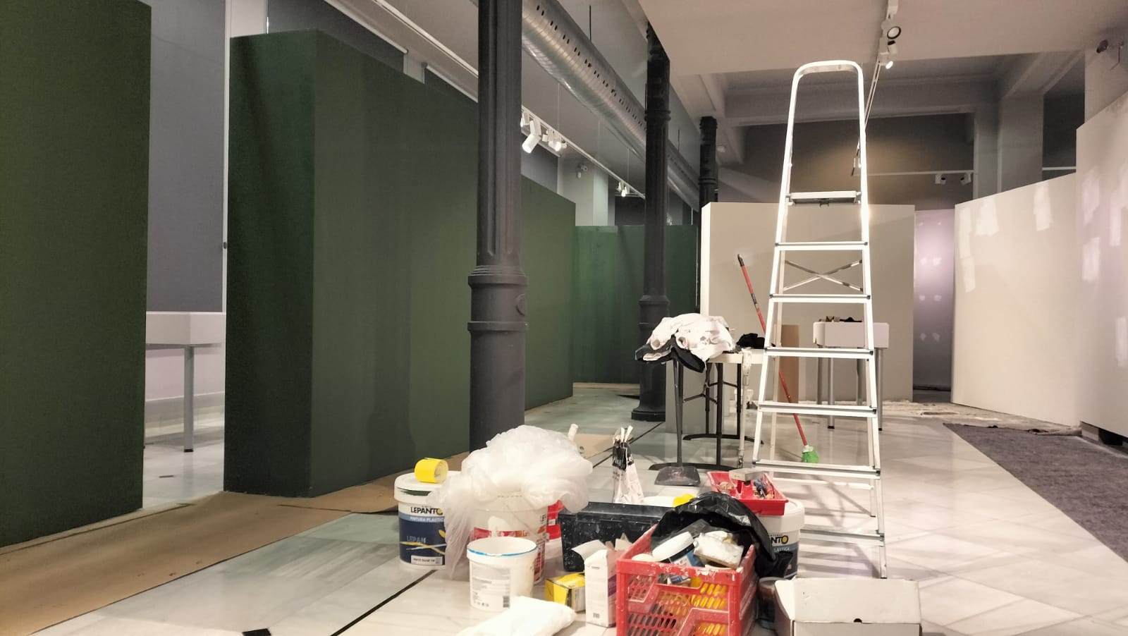 Preparació de la sala per a la propera exposició 