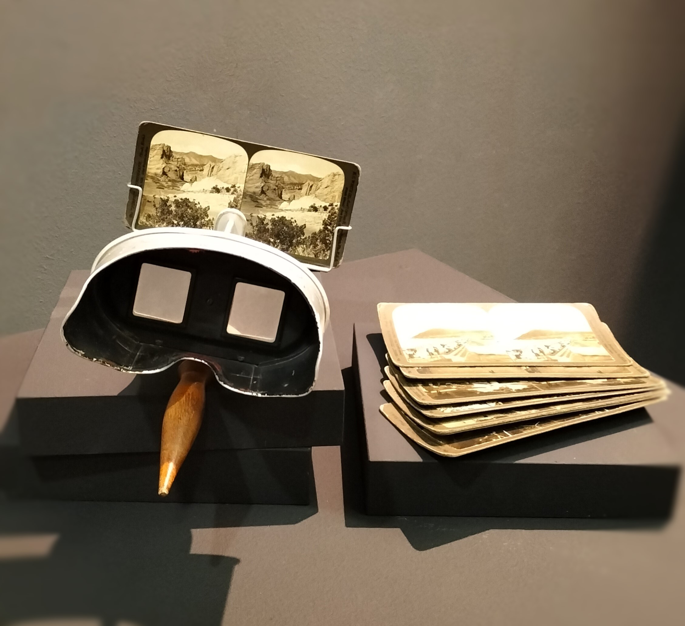 Estereoscopi de mà, fabricat al final del segle XIX per la factoria H. C. White Co., arran de l’Exposició Universal de París de l’any 1900