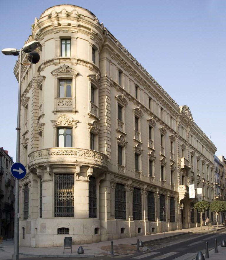 <? echo $node->field_seu_central_imatge['und'][0]['alt'] ?>