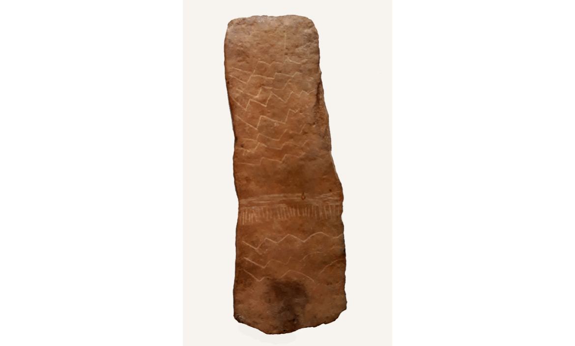 [MR 4895] – Plaqueta de pedra calcària amb un gravat que podria representar la gran Deessa Mare. Procedeix de la cova del Bosquet (Mont-ral). Època eneolítica (entre els anys 2700 i 2200 aE).