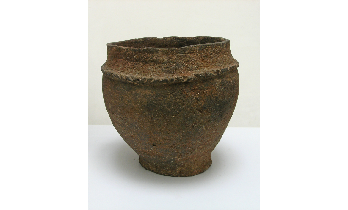 [MR 5863] – Urna cinerària de ceràmica amb cordons. Procedeix de la necròpolis del Molar. Primera edat del ferro (pels volts de l'any 1000 aE).