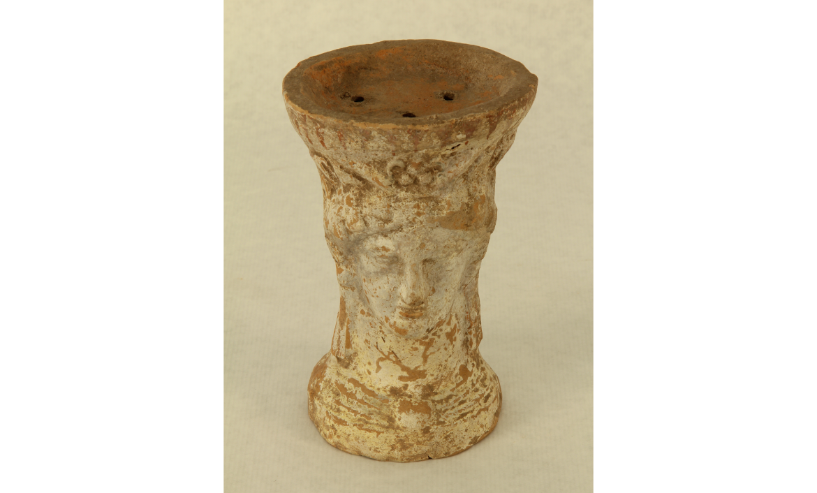 [MR 5983] – Peveter (timiatèrion) de ceràmica, amb una probable representació de la deessa Demèter. Procedeix del jaciment del Bordissal (Camarles). Segles IV-III aE.