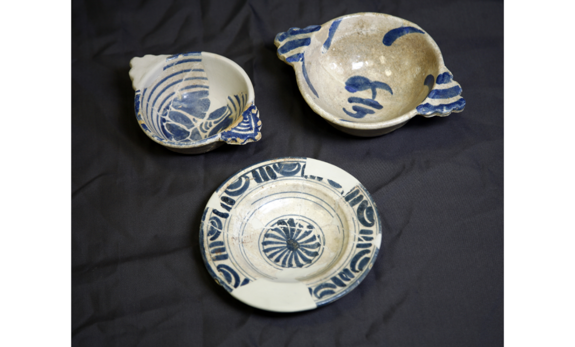 [vasos decorats blau] – Dues escudelles i un plat amb decoració de color blau. Ceràmica envernissada produïda a Reus entre mitjan segle XVI i mitjan segle XVII.