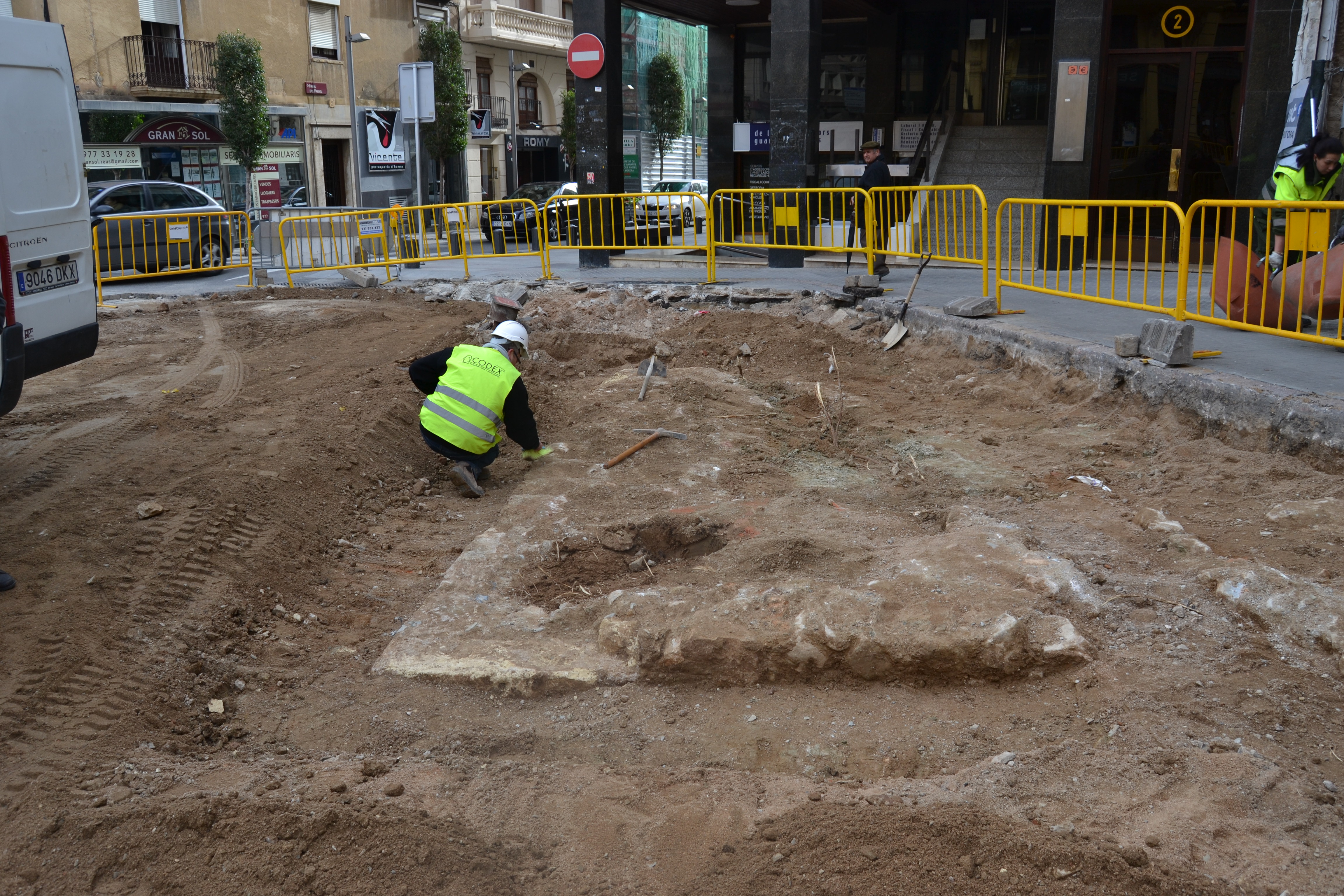 imatge de la noticia Les obres posen al descobert restes de la muralla medieval a la plaça de Catalunya